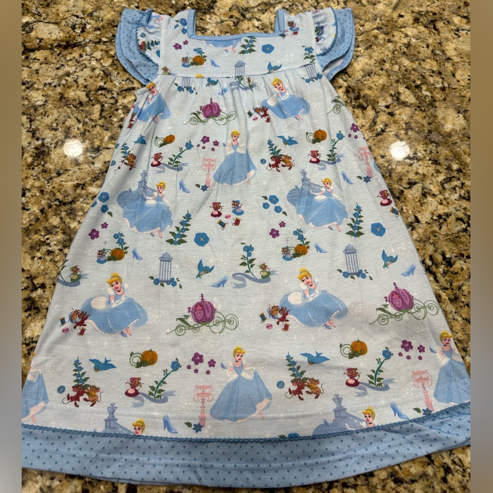Disney store  Girl's Blue Cinderella Princess Nightgown  size size 5/6 GUC
